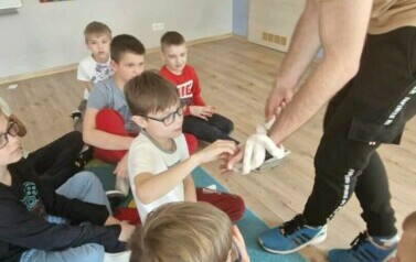 Dzieci oglądają węża zbożowego białego