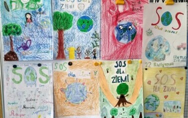 Prace plastyczne uczni&oacute;w zatytułowane SOS dla Ziemi.