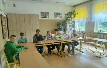 Siedmioro uczni&oacute;w w sali lekcyjnej.