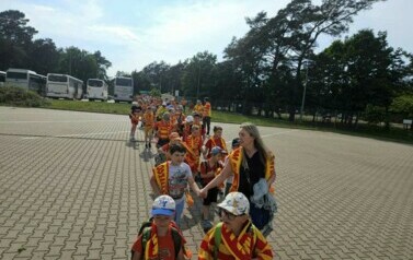 Dzieci w drodze na stadion.