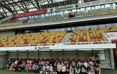 Grupa uczni&oacute;w na stadionie Jagielloni Białystok.