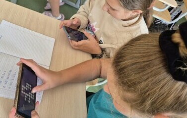 Dziewczynki z klasy czwartej grają w grę logiczną z okazji Dnia Kropki.