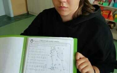 Uczennica prezentuje swoje zadanie.