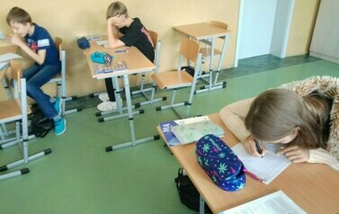 Uczniowie wykonujący zadanie.