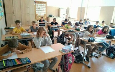 Uczniowie wykonujący zadanie podczas lekcji.