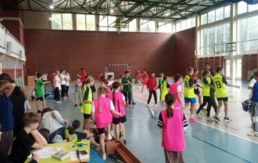Rozgrzewka uczestnik&oacute;w przed meczem w unihokeja.