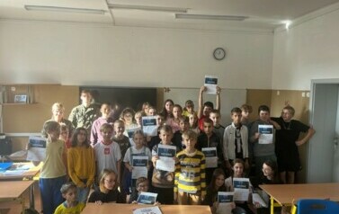 Grupa uczni&oacute;w wraz z prowadzącymi zajęcia w ramach programu Edukacja z wojskiem