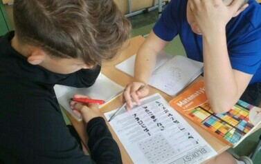 Uczniowie z klasy si&oacute;dmej wsp&oacute;łpracują przy rozwiązaniu zadania.