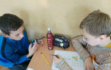 Uczniowie wykonują matematyczne zadanie.