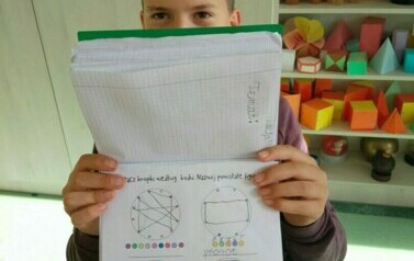 Uczeń pokazuje zeszyt z rozwiązanym zadaniem.
