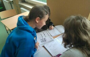 Uczennice klasy sz&oacute;stej rozwiązują zadania związane z matematyką i kodowaniem.