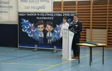 Dyrektor Szkoły podstawowej wita zebranych  na uroczystości ślubowania i pasowania uczni&oacute;w klasy pierwszej.