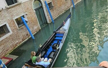 Przepływająca gondola w Wenecji.