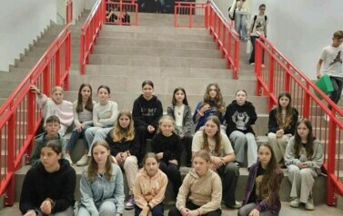 Uczniowie podczas wizyty we włoskiej szkole na korytarzu.