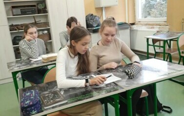 Uczniowie rozwiązują zadania związane z treścią opowiadania.
