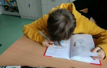 Uczeń wykonujący zadanie z matematyki.