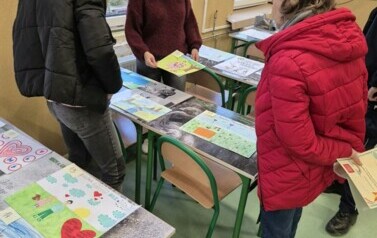 Komisja konkursowa przygląda się pracom plastycznym wykonanym przez uczniu&oacute;w szkoły podstawowej.