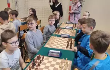Uczniowie przed rozpoczęciem meczu w szachy.