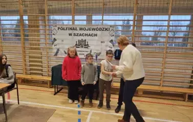 Uczniowie odbierają dyplom.