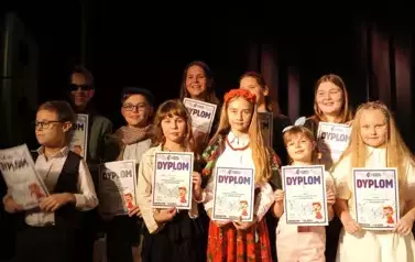 Grupa dzieci trzymających dyplomy.