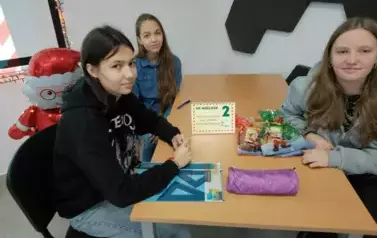 Uczennice naszej szkoły siedzące przy swoim stanowisku.