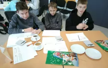 Chłopcy rozwiązujący zadania