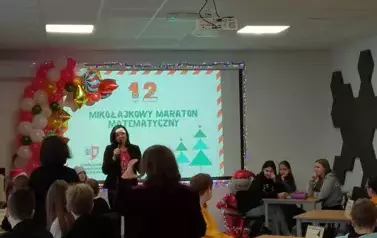 Uczestnicy ,,Maratonu matematycznego" podczas powitania przez Panią Dyrektor Zespołu Szk&oacute;ł w Czartajewie.