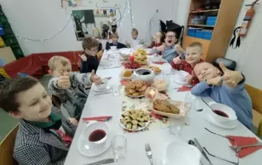 Chłopcy z klasy pierwszej przy wigilijnym stole