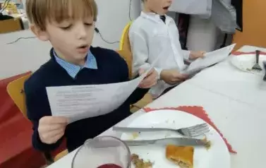 Dw&oacute;ch chłopc&oacute;w z klasy pierwszej śpiewa kolędy