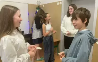 Uczniowie klasy si&oacute;dmej dzielą się opłatkiem