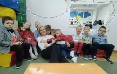Uczniowie klasy pierwszej z wychowawczynią