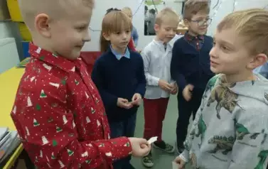 Uczniowie klasy pierwszej z opłatkiem