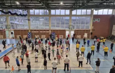 Uczestnicy Bitwy Mikołajkowej na hali sportowej podczas rozgrzewki.
