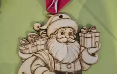 Drewniany medal w kształcie świętego Mikołaja