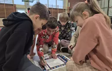Uczniowie Zespołu Szk&oacute;ł&oacute; rozwiązują łamigł&oacute;wki