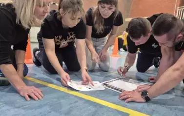 Pracownicy GOKSiR w Mielniku rozwiązują łamigł&oacute;wki