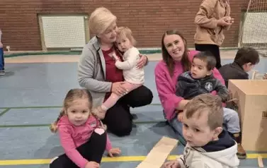 Pracownicy i dzieci ze Żłobka w Mielniku na hali sportowej