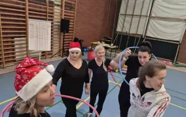 Pracownicy GOPS w konkurencji z hula-hop