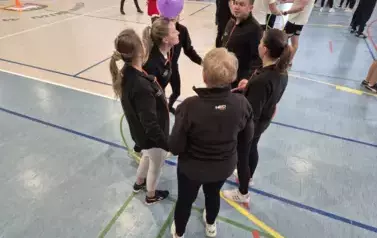 Nauczyciele Zespołu Szk&oacute;ł w Mielniku w konkurencji z hula-hop i balonem