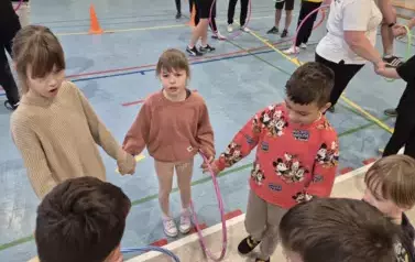 Dzieci ze szkoły w Mielniku w konkurencji z hula-hop