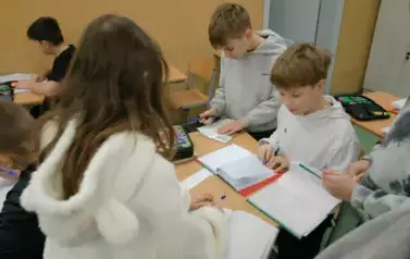 Uczniowie rozwiązujący zadania