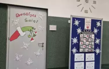 Świąteczna dekoracja przy sali matematycznej