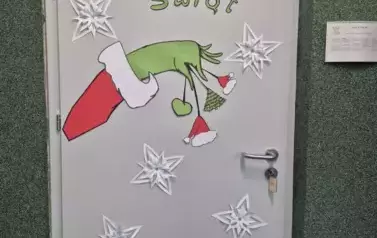 Dekaracja świąteczna na drzwiach do sali matematycznej