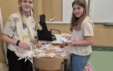 Dwie dziewczynki z białymi gwiadkami w sali matematycznej