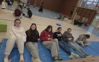 Uczennice klasy si&oacute;dmej i sz&oacute;stej oglądają Bitwę Mikołajkową na hali sportowej w Mielniku