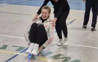 Pracownicy GOPS podczas wyścigu na deskorolce
