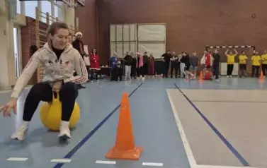 Kobieta podczas wyściugu polegającego na skakaniu na piłce