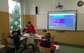 Uczniowie rozwiązujący łamigł&oacute;wki z zapałkami