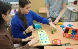 Uczniowie grają w pentomino