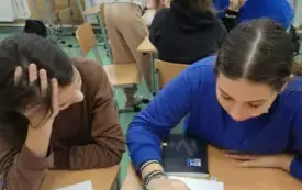 Uczennice grają w sudoku